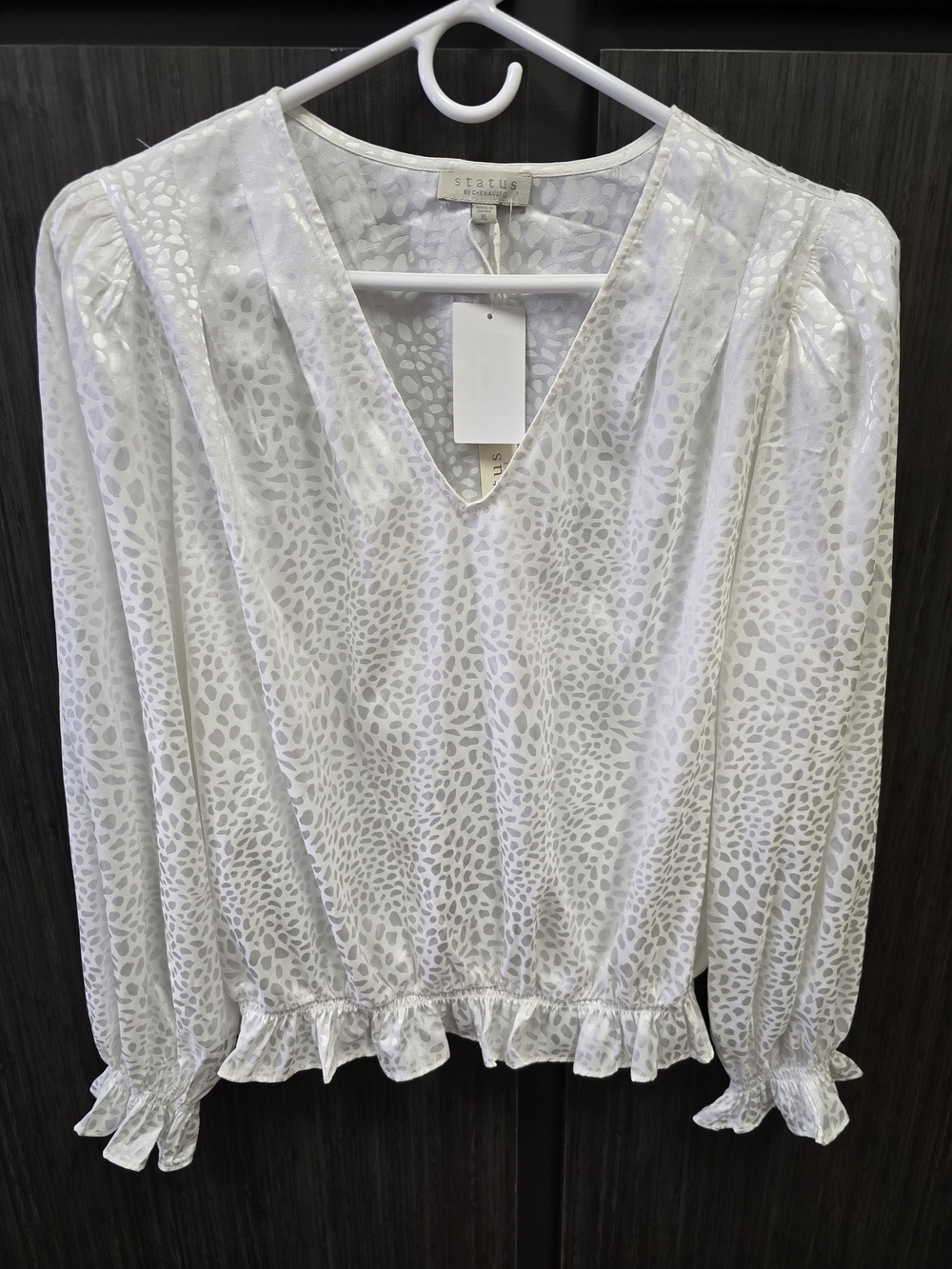 NWT Status by Chenault Women's XL Pearl White Jacquard V-Neck Long Sleeve Blouse